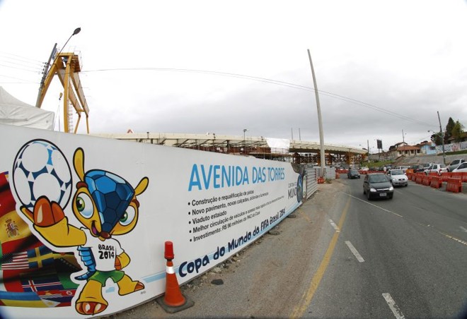 Obras na Avenida das Torres estão sendo preparadas para a Copa. Turistas não devem gastar muito na comparação com outras sedes | Daniel Castellano / Gazeta do Povo