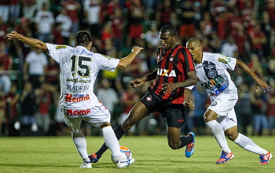 Douglas Coutinho tenta passar pela marcação do Operário, atacante está preocupado com o baixo rendimento do Atlético no Paranaense | Bruno Covello / Gazeta do Povo
