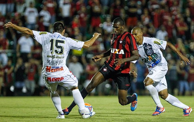 Douglas Coutinho tenta passar pela marcação do Operário, atacante está preocupado com o baixo rendimento do Atlético no Paranaense | 
