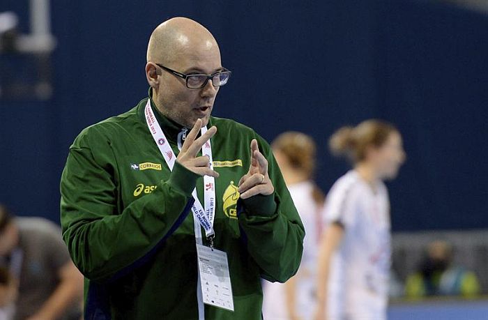 O dinamarquês Morten Soubak faz um trabalho notável na seleção feminina de handebol, recentemente campeã mundial | George Licovski / EFE