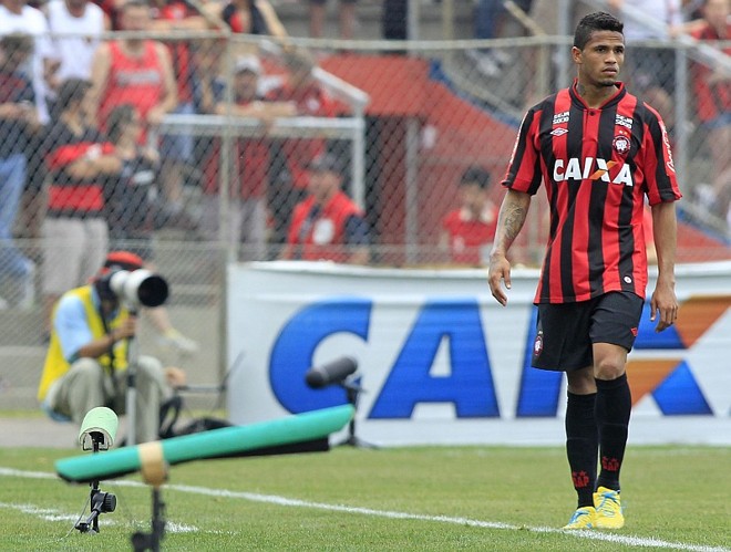 Léo pode ser a quarta baixa entre os titulares de 2013 do Atlético | Antonio More / Agência de Notícias Gazeta do Povo