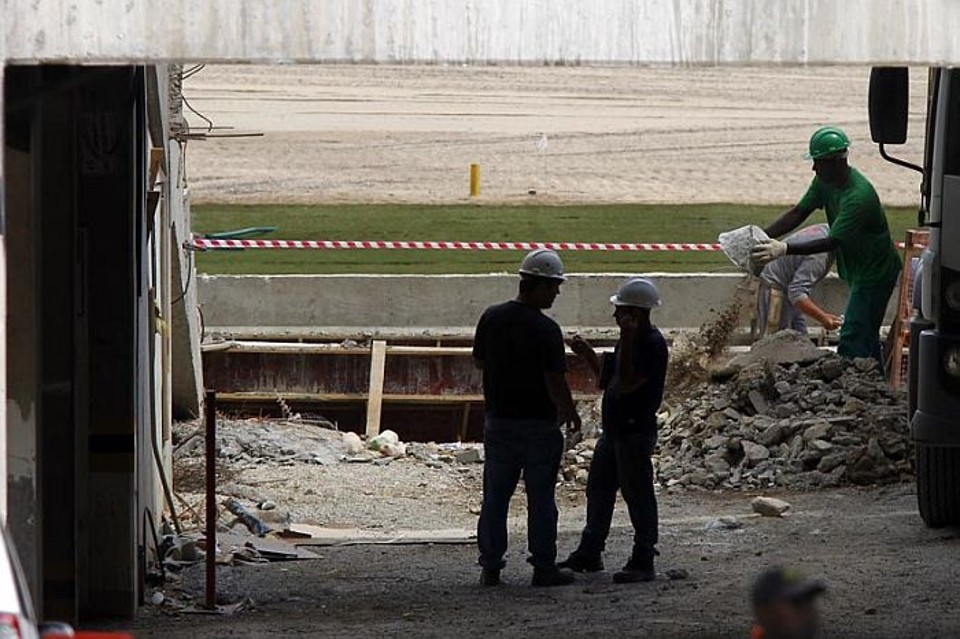 Uma faixa de grama foi instalada na primeira etapa da conclusão do campo da Arena da Baixada | Albari Rosa / Gazeta do Povo