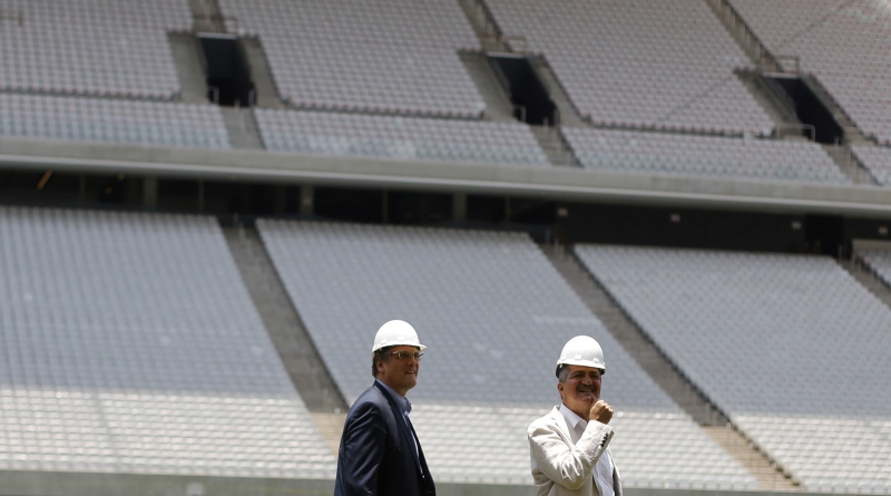 Jérôme Valcke (esq.) e Aldo Rebelo em visita ao Itaquerão, estádio paulista para o Mundial | Nacho Doce/ Reuters