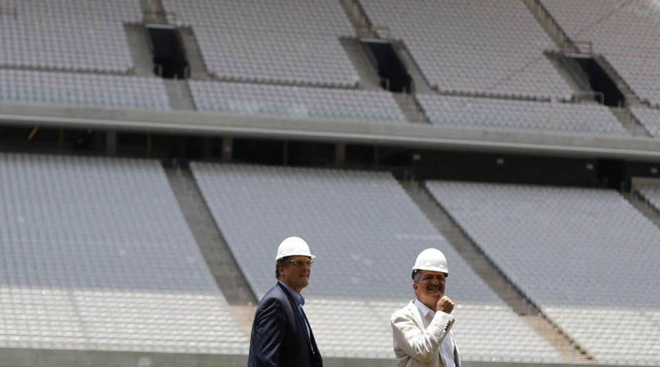 Jérôme Valcke (esq.) e Aldo Rebelo em visita ao Itaquerão, estádio paulista para o Mundial | Nacho Doce/ Reuters