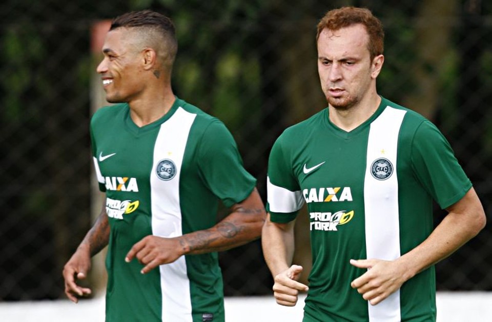 Júnior Urso ao lado de Zé Love, um dos reforços do Coxa para 2014 | Felipe Rosa / Gazeta do Povo