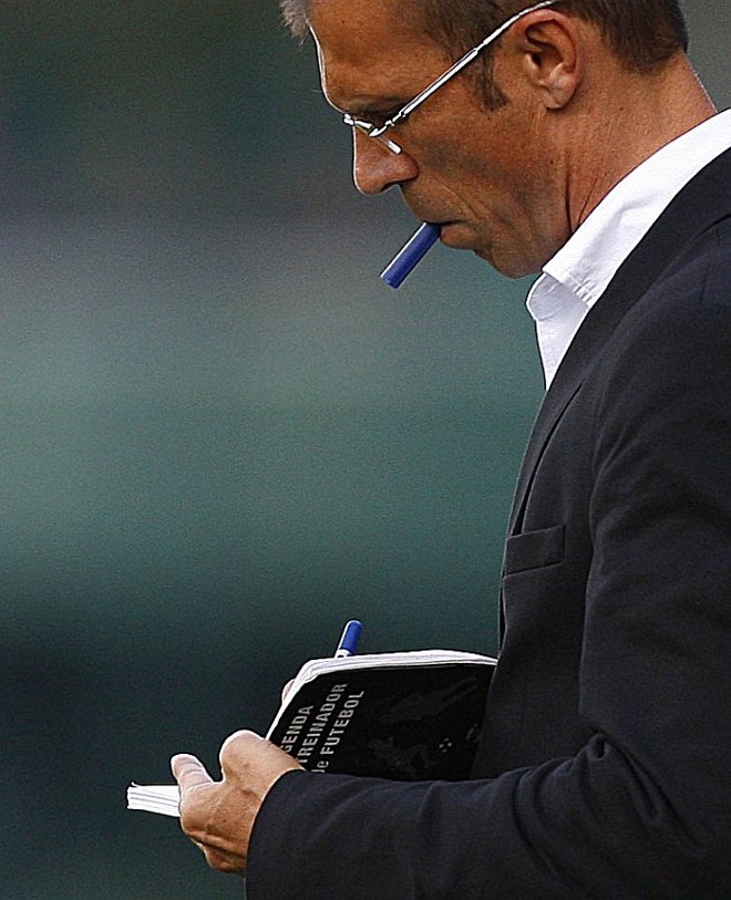 Técnico Milton Mendes faz anotações no clássico do Paraná com o Coritiba |