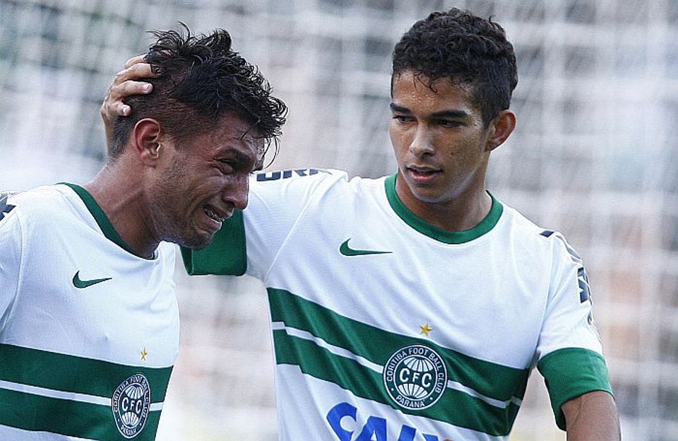 Thiago Primão chora de emoção ao marcar o segundo gol do Coritiba no clássico com o Paraná | Jonathan Campos / Gazeta do Povo