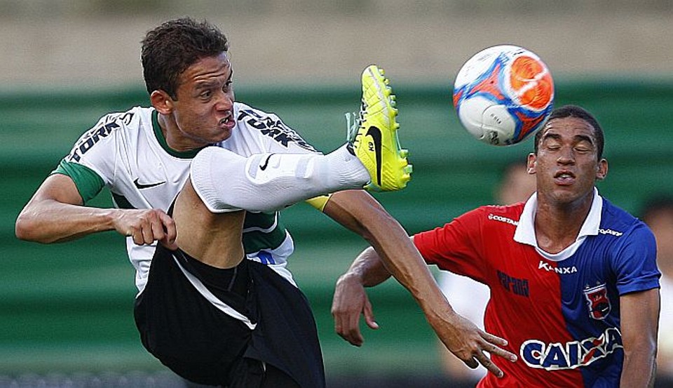 Keirrison tenta se livrar da marcação na vitória do Coxa sobre o Paraná | Jonathan Campos / Gazeta do Povo