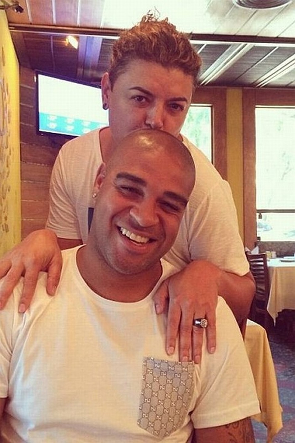 Adriano aparece com amigo, o promoter David Brazil, em churrascaria no Rio de Janeiro | Reprodução / Instagram