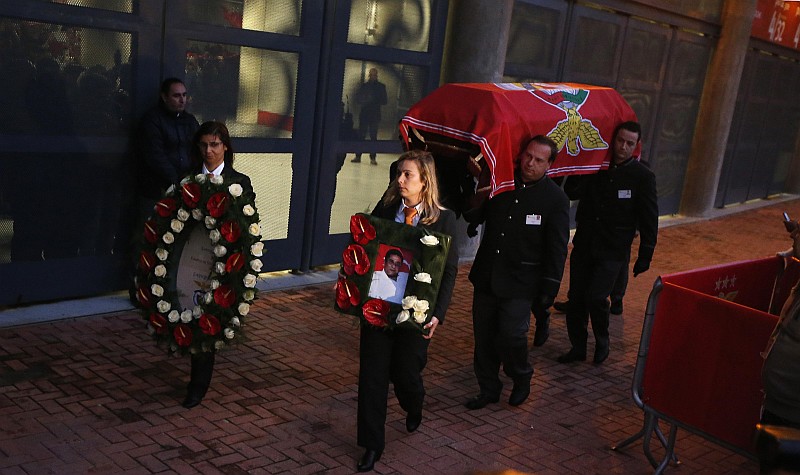Caixão com o corpo do ex-atacante português Eusébio chega ao Estádio da Luz, em Lisboa, onde está sendo velado | Rafael Marchante / Reuters