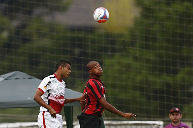 Dominic formou a dupla de ataque do Atlético com Douglas Coutinho |