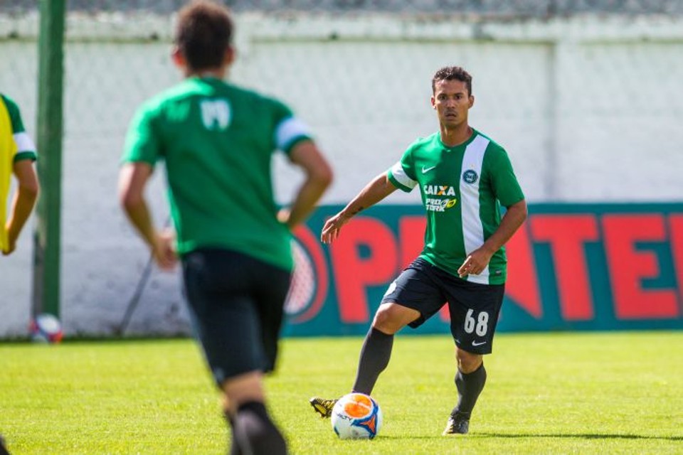 Com uma lesão na coxa, o volante Djair irá desfalcar o Coritiba contra o Cianorte | Brunno Covello/Gazeta do Povo