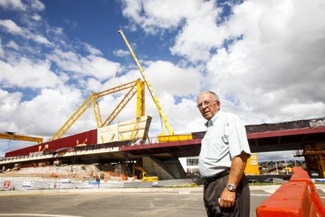 Vizinho do estaiado, Newton Luiz Colleti, 65, diz não acreditar na conclusão de todo corredor Aeroporto-Rodoferroviária | 