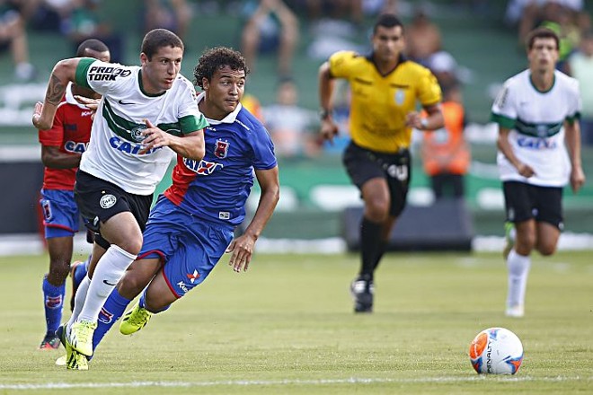 Zé Rafael tenta se livrar da marcação do paranista Alex Alves |