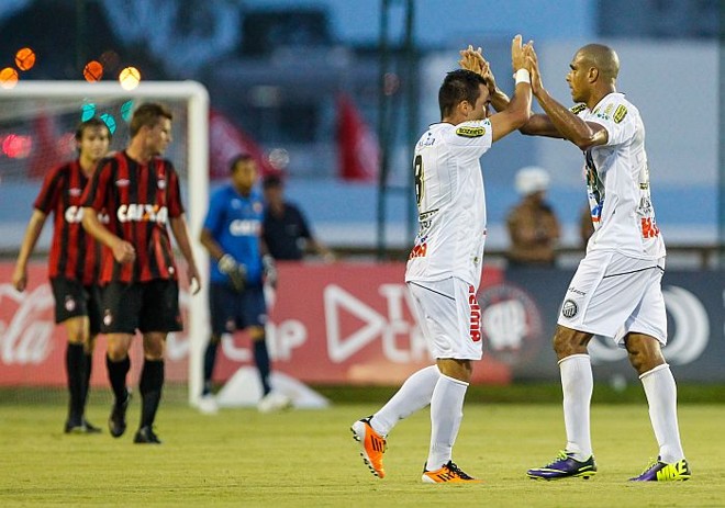 Lucas Batatinha (8) comemora o gol do Operário no fim do primeiro tempo contra o Atlético | 
