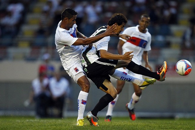 Gabriel Barcos disputa jogada com Naylhor |