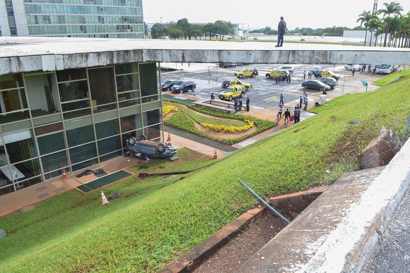 Motorista seguia pela via Eixo Monumental, no sentido Praça do Três Poderes, quando perdeu o controle do carro, capotou e atingiu o fosso do prédio | Elza Fiúza/Agência Brasil