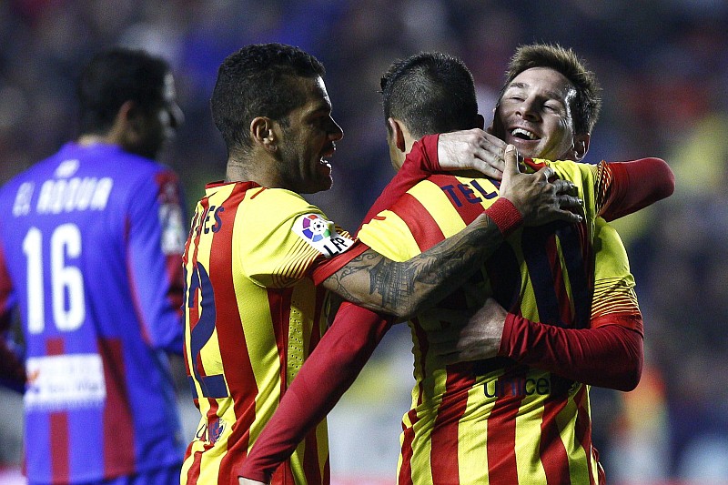 Messi comemora com Tello e Daniel Alves na goleada do Barcelona sobre o Levante | EFE