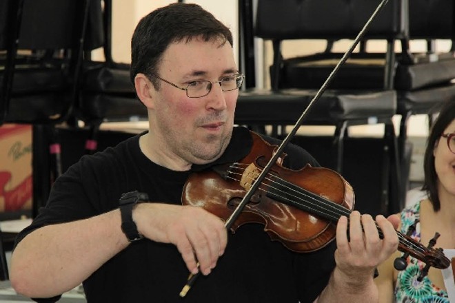 O violinista Rodolfo Richter (foto 1), o tenor Rodrigo del Pozo (foto 2) e a violoncelista Phoebe Carrai (foto 3) estão entre os professores que apresentam o concerto de música antiga hoje na Capela Santa Maria. |