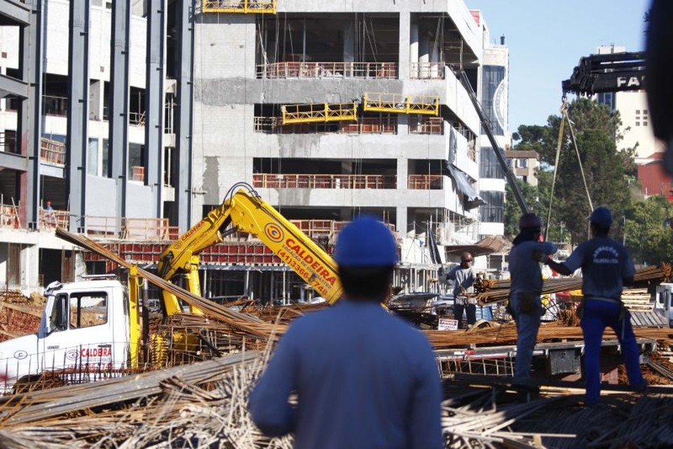 Operários correm para dar fluxo à obra da Arena da Baixada e garantir Curitiba na Copa do Mundo 2014: 18 de fevereiro virou o dia D para a permanência do estádio no torneio da Fifa. | Jonathan Campos/ Gazeta do Povo