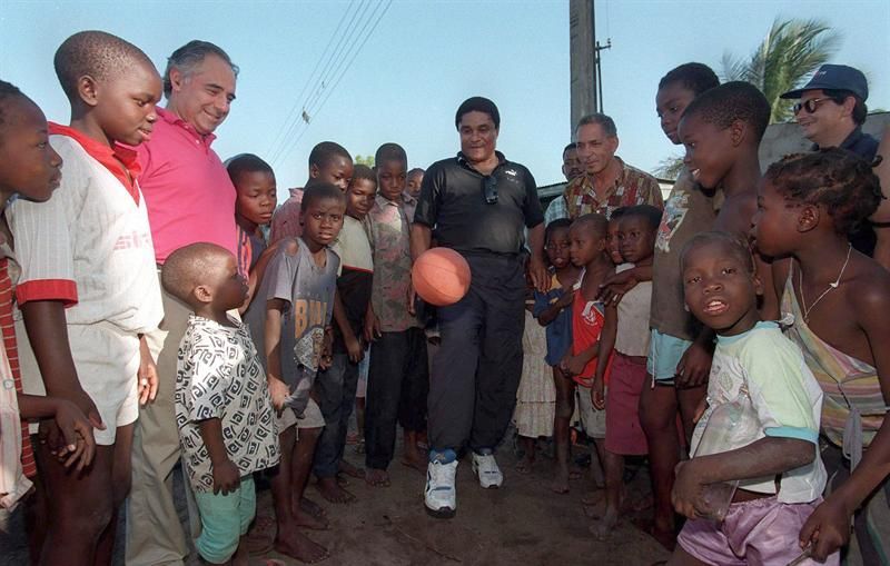 Ídolo português nasceu em Moçambique. A foto é de uma visita ao país em 1997 | EFE