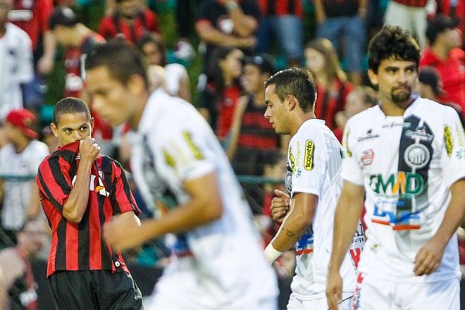 Autor do gol atleticano, Marcos Guilherme observava jogadores do Operário no empate no Ecoestádio | 