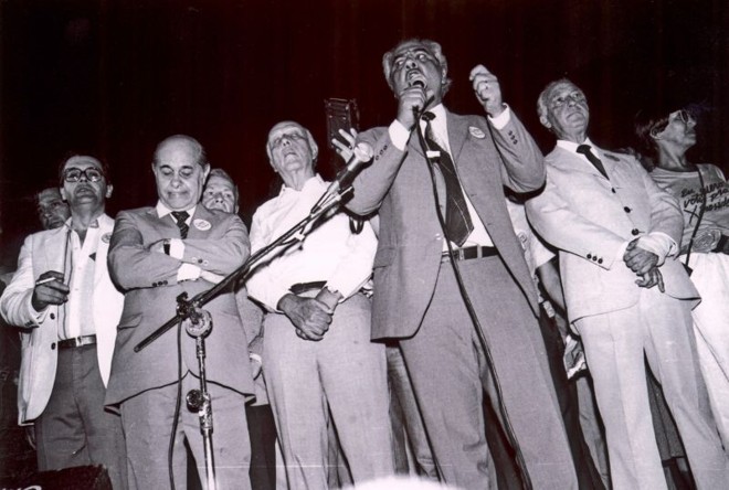 Peemedebistas no palanque: Enéas Farias, Tancredo, Ulysses Guimarães, José Richa e Franco Montoro (a partir da esquerda) |