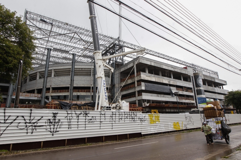 Por causa da forte chuva que caiu ontem à tarde em Curitiba, a reforma da Arena da Baixada teve de ser interrompida, irritando ainda mais a Fifa | Daniel Castellano/ Gazeta do Povo