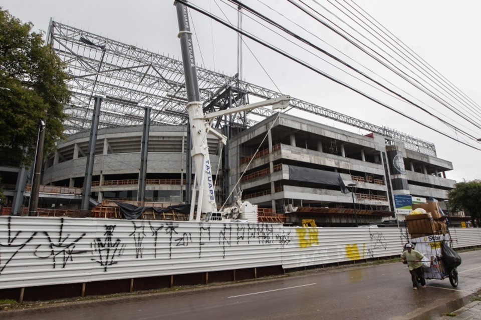 Por causa da forte chuva que caiu ontem à tarde em Curitiba, a reforma da Arena da Baixada teve de ser interrompida, irritando ainda mais a Fifa | Daniel Castellano/ Gazeta do Povo