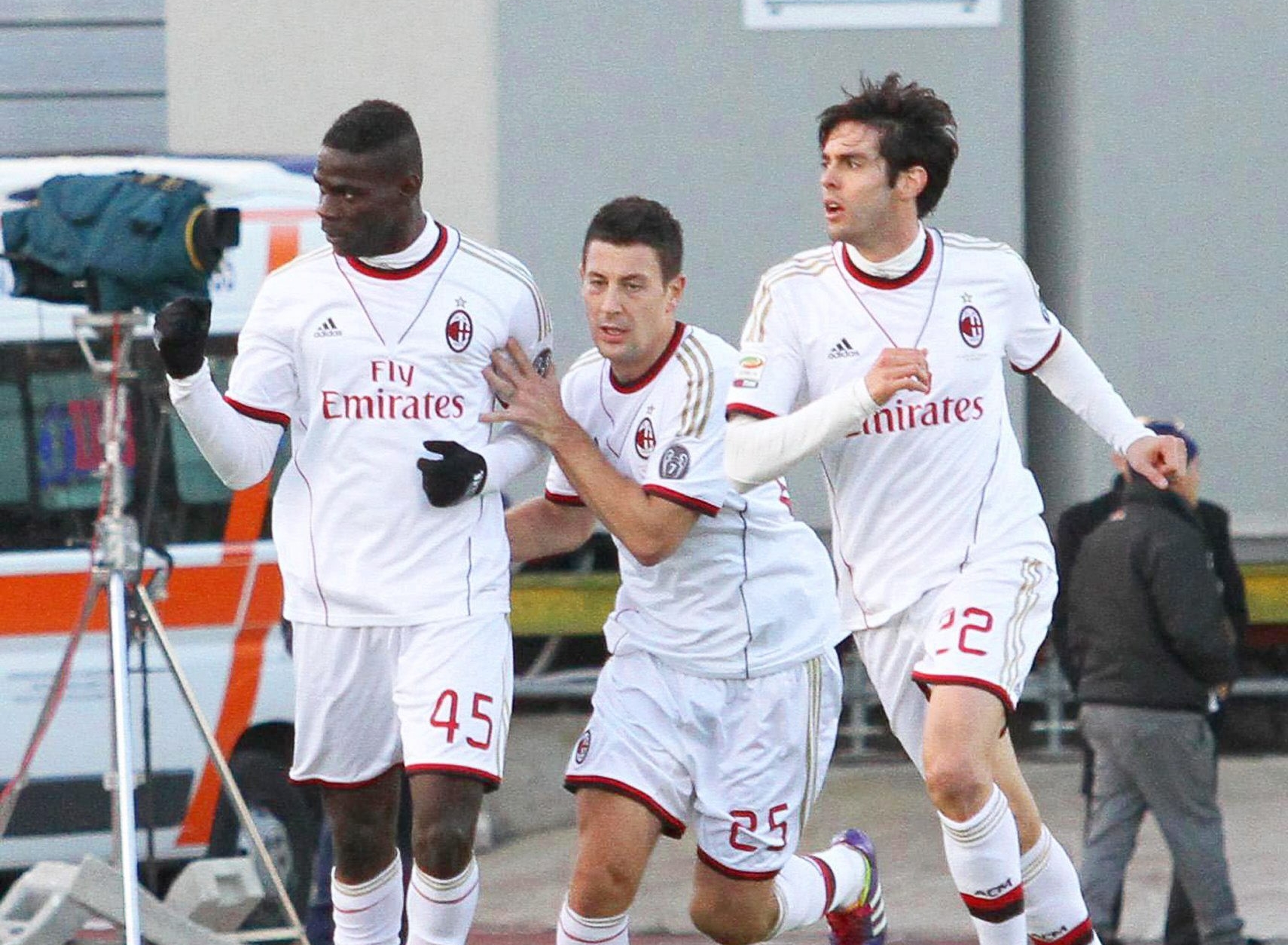 Balotelli (à esq.) marcou o gol de empate e celebrou com Bonera (centro) e Kaká (à dir.) | EFE/EPA/Giuseppe Ungari