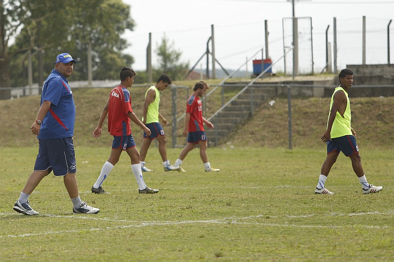 Garotos comandados pelo técnico Luciano Gusso poderão pintar no Tricolor de Milton Mendes | Marcelo Andrade / Agência de Notícias Gazeta do Povo