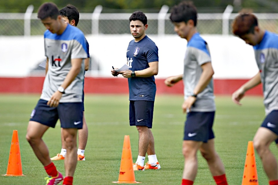 Denis Iwamura (centro) orienta os sul-coreanos: Aprendi que pelo esforço também pode haver competitividade no futebol | Felipe Rosa/ Gazeta do Povo