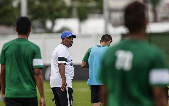 Técnico Zé Carlos promete melhorar as bolas longas do Coritiba B nos treinos da semana | Daniel Castellano / Gazeta do Povo