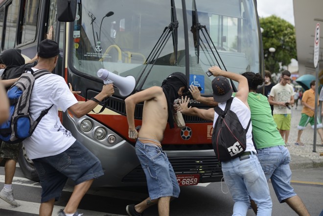 Motorista de ônibus quase atropelou os manifestantes e houve reação com depredação do veículo | 