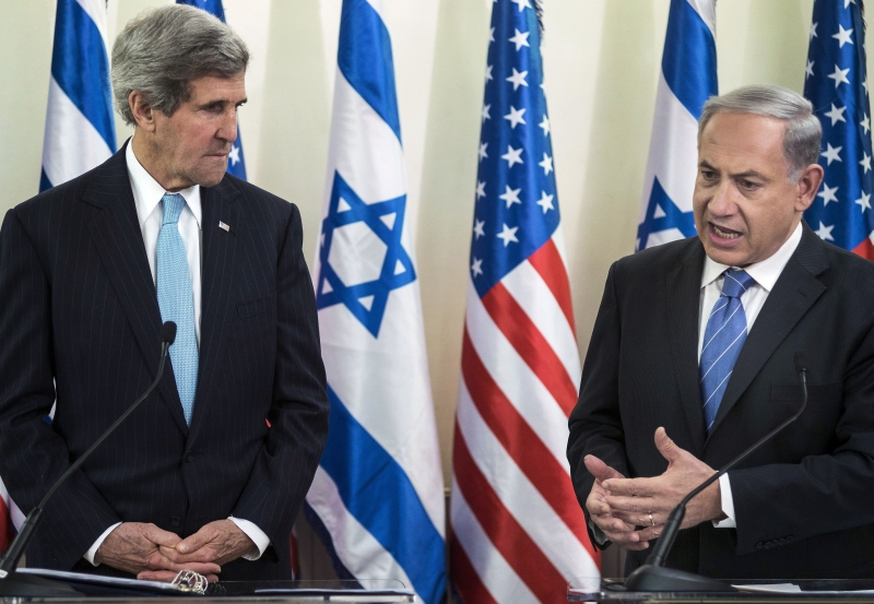 Kerry e Netanyahu durante encontro ontem em Jerusalém | Brendan Smialowski/Reuters