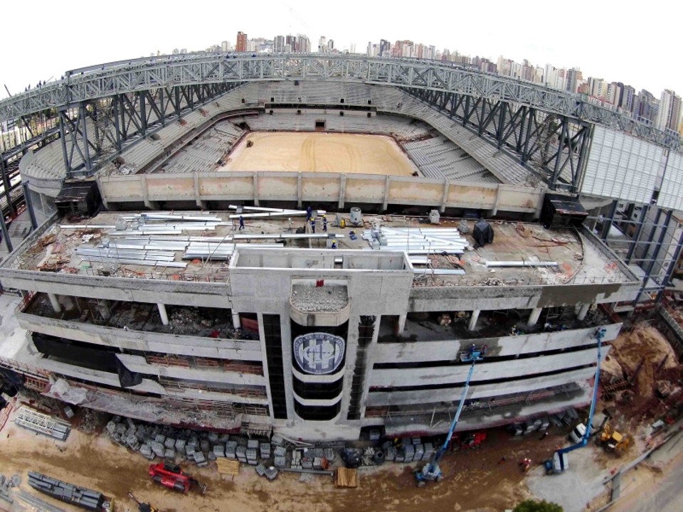 Vista aérea da Arena da Baixada, ainda sem gramado e com muito por fazer: estádio está contra a parede | Conrado Bastos
