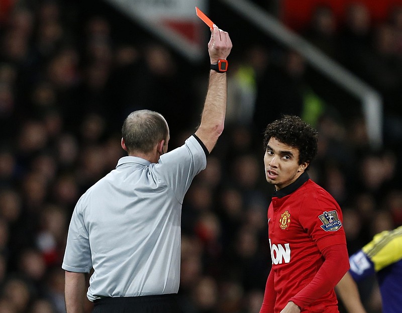 O brasileiro Fábio leva cartão vermelhor na eliminação do Manchester United | Russell Cheyne / Reuters
