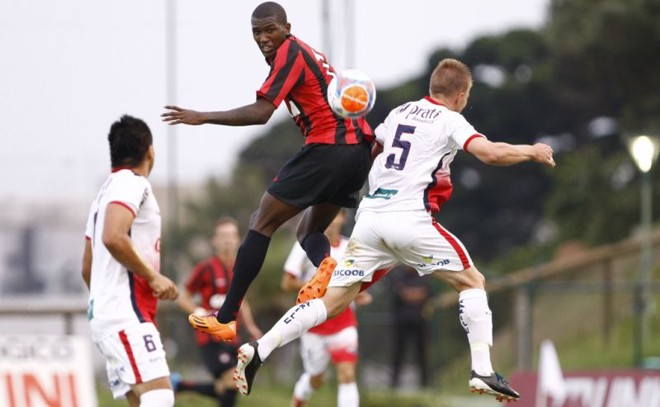 Douglas Coutinho em disputa de bola com o volante Diogo |