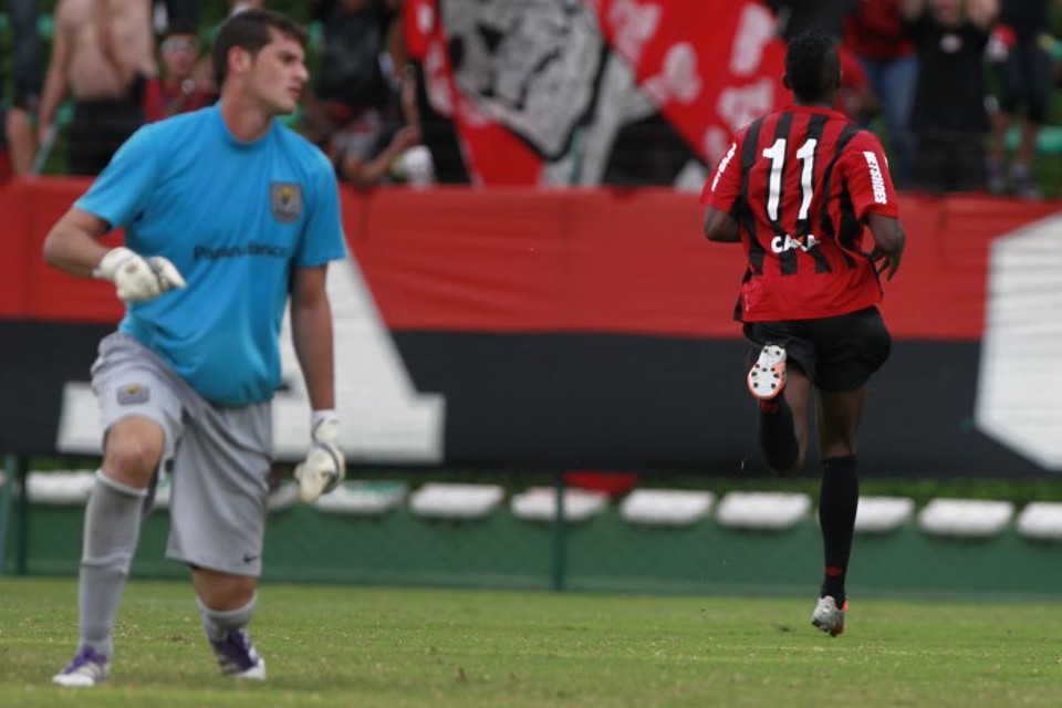 Douglas Coutinho corre para o abraço: 11 gols no Paranaense-2013 e ascensão prejudicada por contusão. | Henry Milléo/ Gazeta do Povo