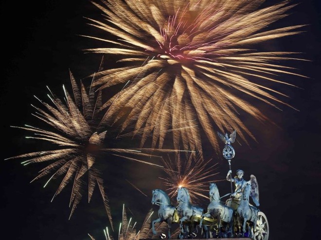 Fogos explodindo sobre a escultura Quadriga Portão de Brandemburgo de Berlim | REUTERS/Tobias Schwarz