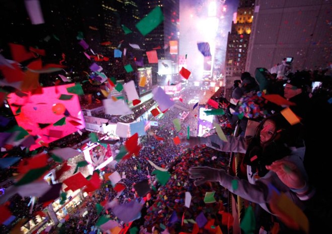 Chuva de confetes durante a virada na Times Square, em Nova Iorque | REUTERS/Gary Hershorn
