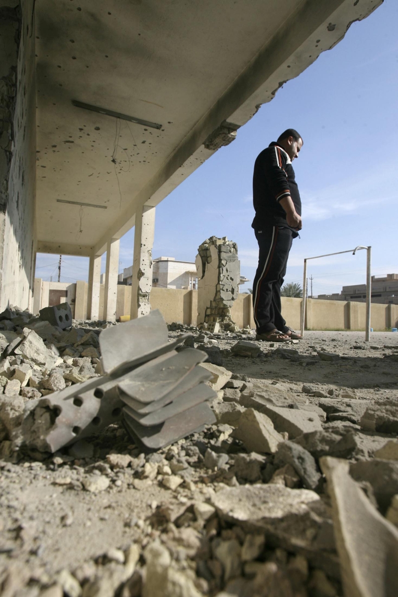 Homem ao lado de morteiro que não explodiu em Falluja, cidade iraquiana ocupada por grupo ligado à Al-Qaeda | Stringer/Reuters