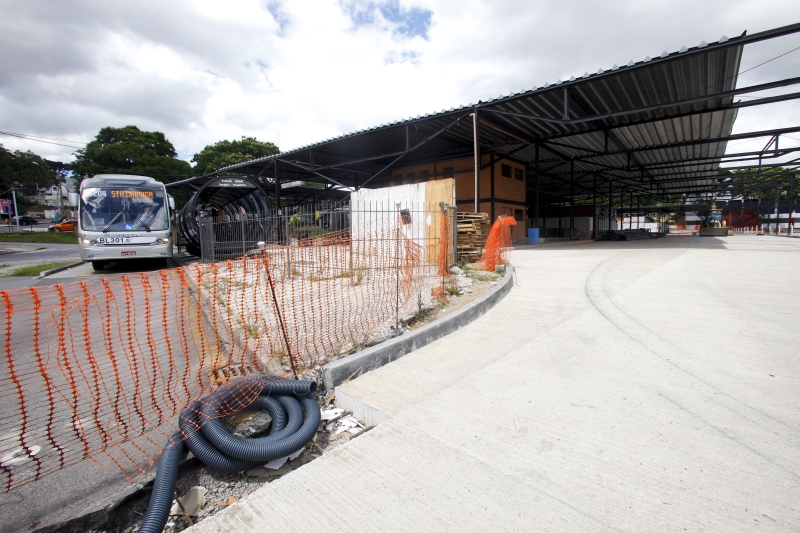 Ritmo lento da obra no terminal desagrada a prefeitura, que pressiona a empreiteira | André Rodrigues/Gazeta do Povo