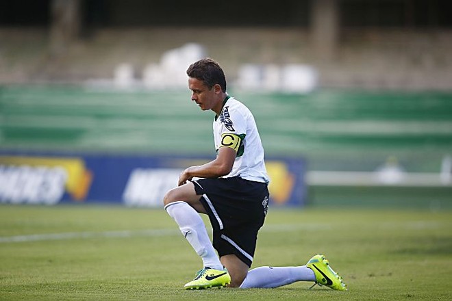 Keirrison lamenta oportunidade perdida no clássico com o Paraná |