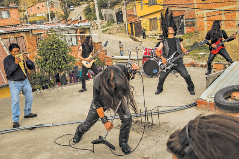 Na Bolívia, vocais gritados se misturam a canções tradicionais. A banda Armadura gravando um vídeo em La Paz | MERIDITH KOHUT