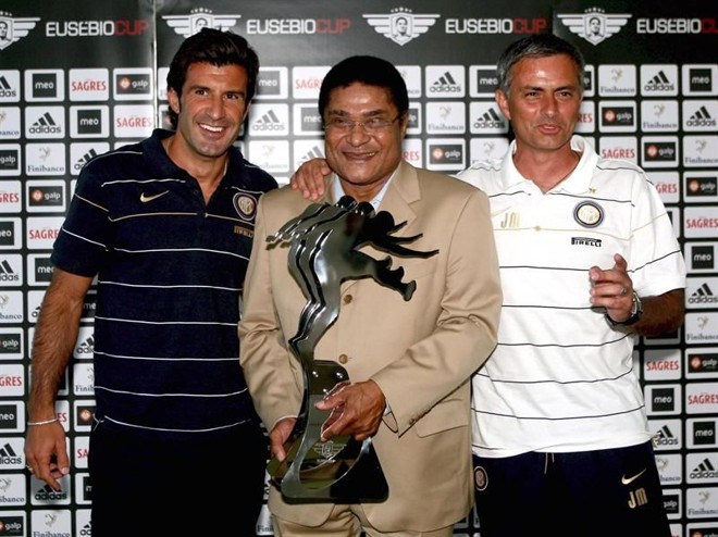 Eusébio ao lado de Figo e José Mourinho. Foto tirada em 2008 | 