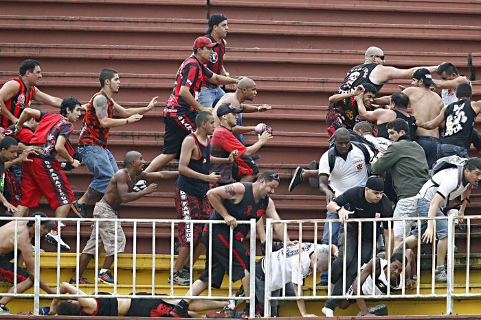 Torcedores de Vasco e Atlético em briga registrada no último jogo do Brasileiro 2013 | Albari Rosa/ Gazeta do Povo