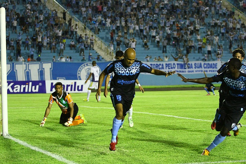 Alexandre Oliveira comemora o segundo gol do Londrina na vitória sobre o Prudentópolis | Roberto Custódio / Jornal de Londrina