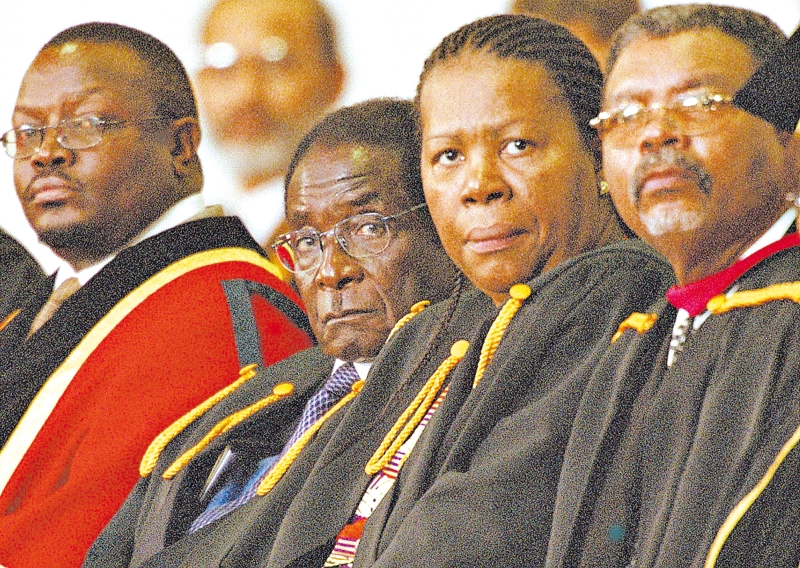 Mugabe, presidente do Zimbábue, segundo da esquerda para a direita, em uma cerimônia em Fort Hare, em 2003 | Alan Eaton/Associated Press