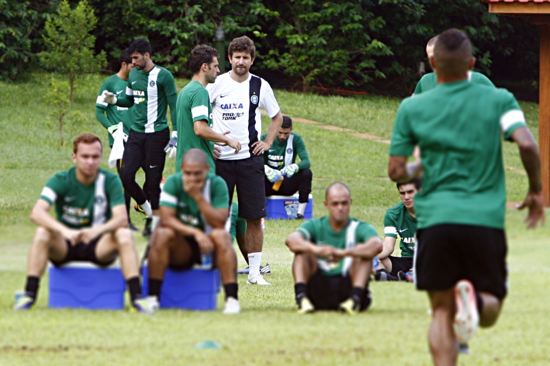 Tcheco (de branco) conversa com Lincoln enquanto observa o restante do elenco: disciplina e organização | Felipe Rosa/ Gazeta do Povo